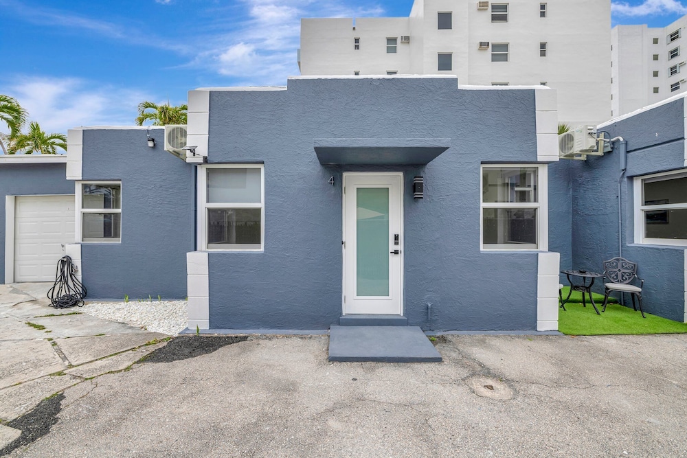 2BR 1BA off Las Olas Steps to Beach