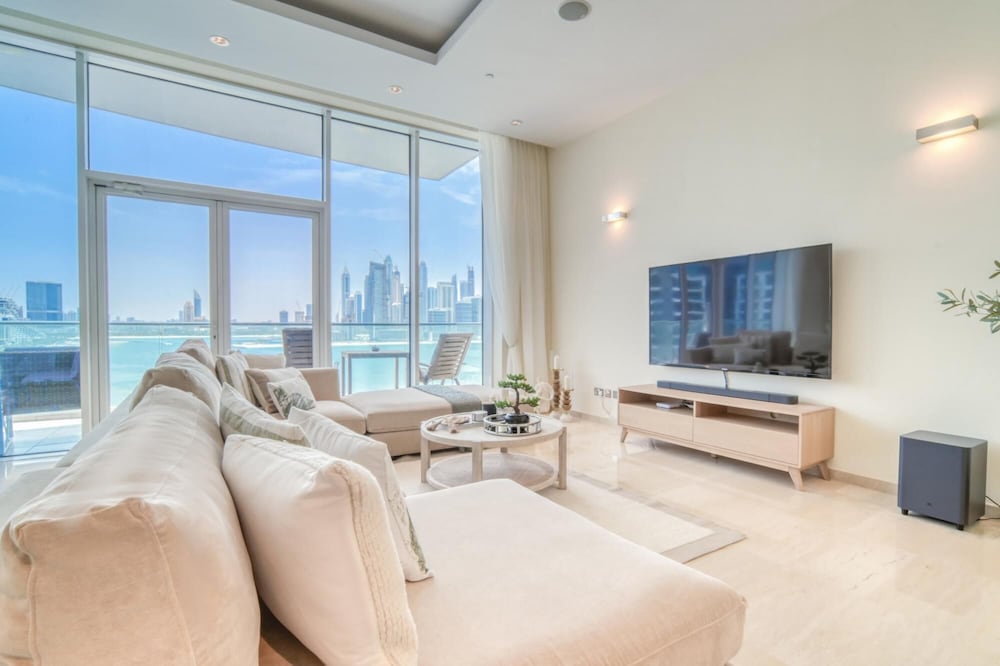 Lush Sea View Living w Private Beach at the Palm