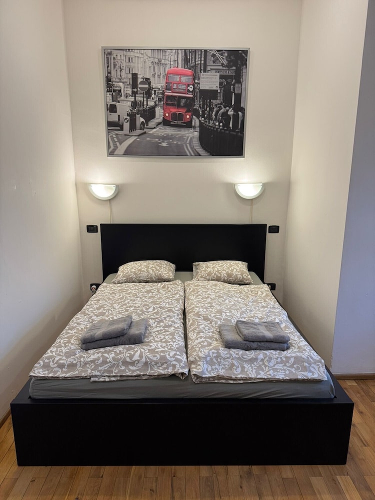 Studio - Sleeps 2 -smoking on Balcony - Pets -wifi