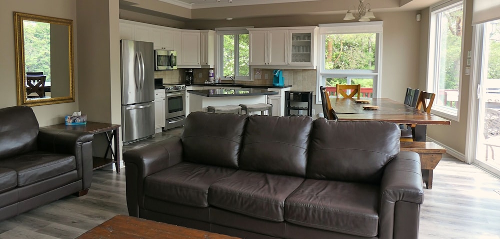Mountain Views, Steps to BM Village, Hot Tub, BBQ.