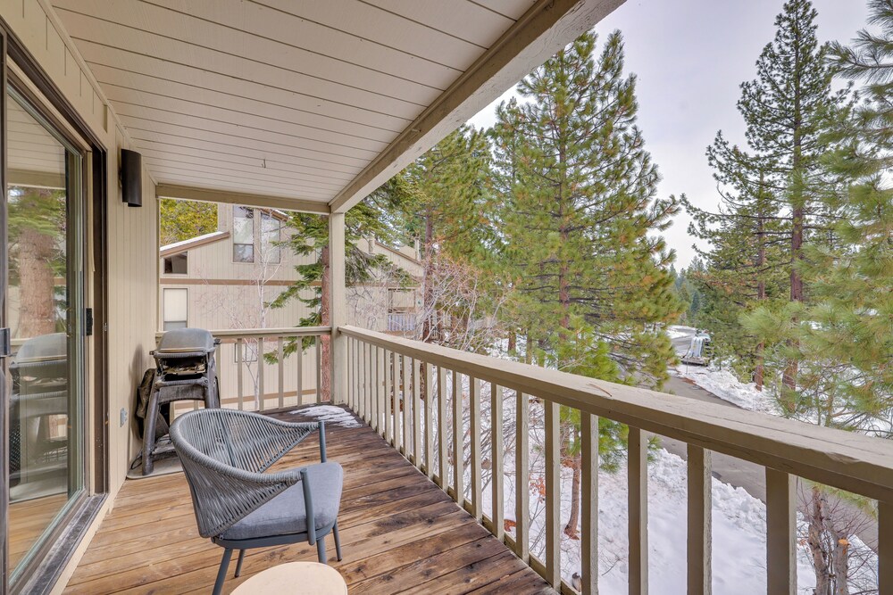 8 Mi to Northstar Slopes: Tahoe Gem w/ Fireplace
