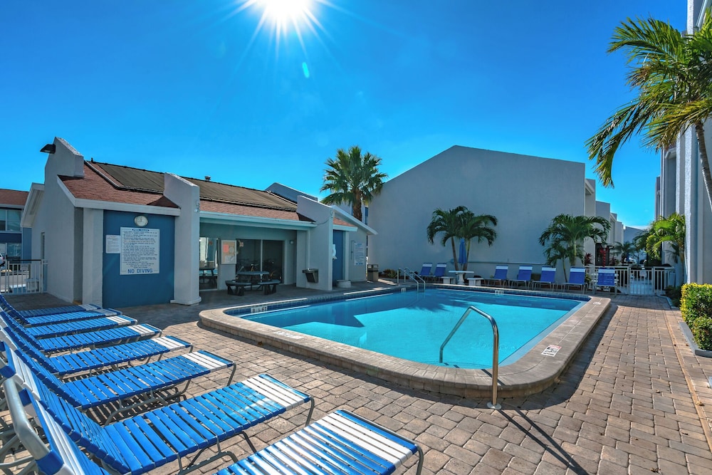 Madeira Beach Yacht Club 151H by Distinctive Beach Rentals