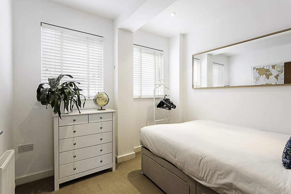 3 Bed Luxury Penthouse in Shoreditch view 5