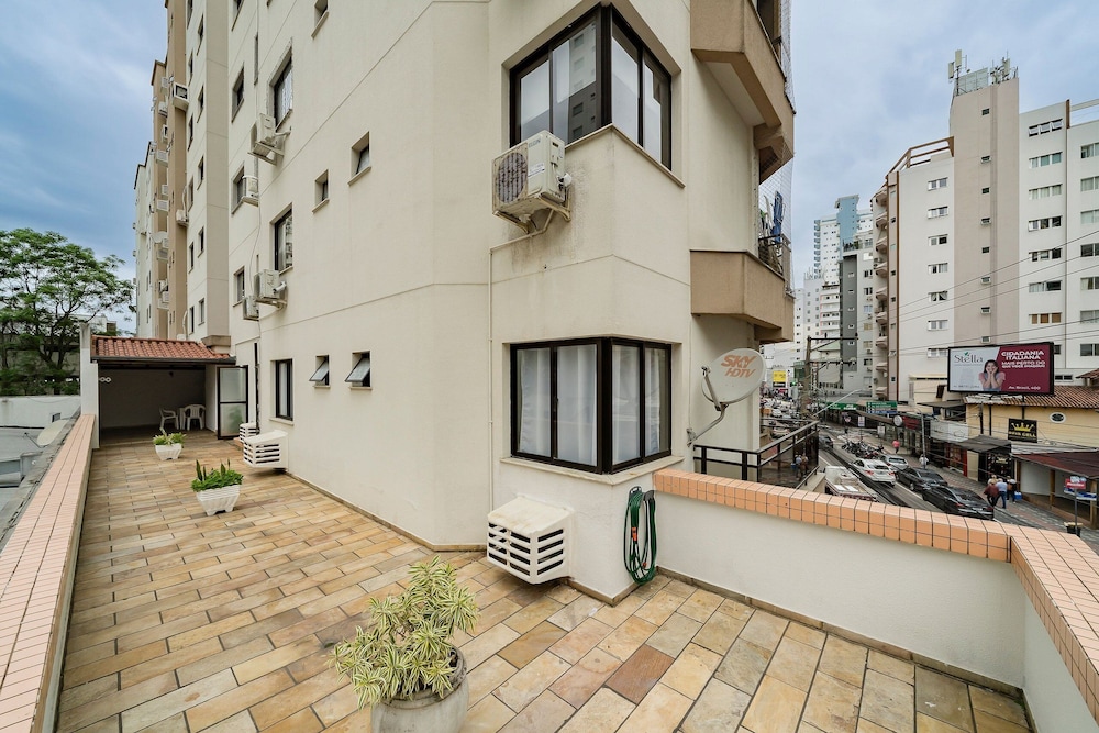 Apartment w Balcony 250m From Praia Central Erj101