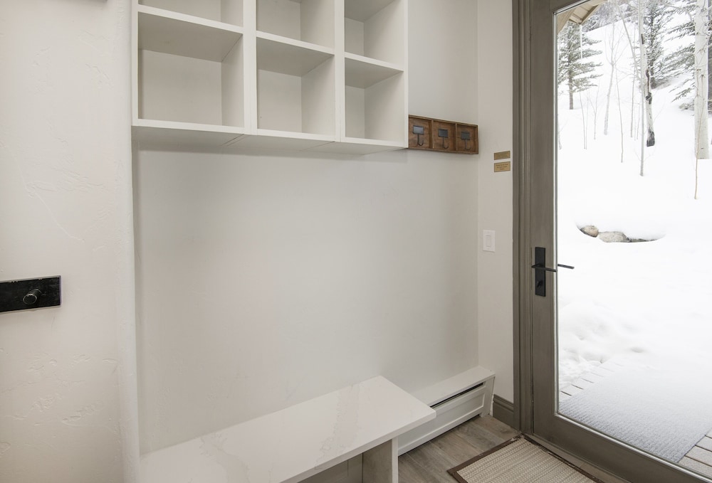 Ski In Ski Out Townhome in Rocky Mountain Access to Elkhorn Chairlift by RedAwning