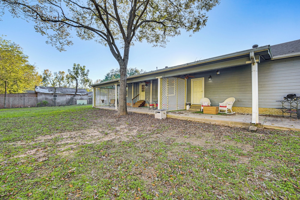 3 Mi to Downtown Tyler: Home w/ Fenced Yard!