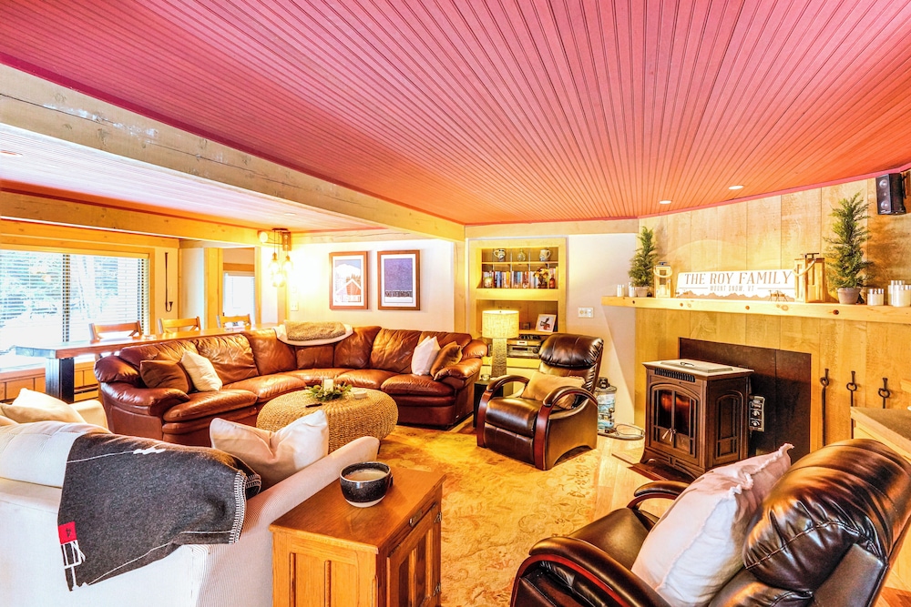 5 Mi to Ski: Family-friendly Home in West Dover!