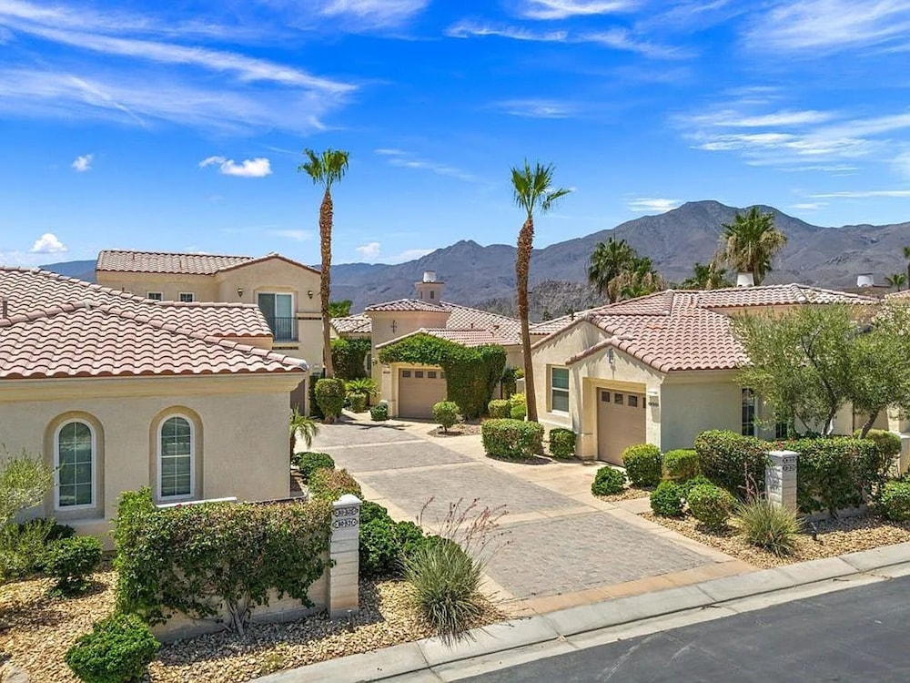 Stylish 2BR w Spa Patio