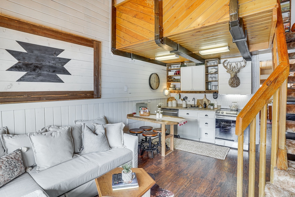 Brian Head Chalet w/ Mountain Views, Near Skiing! view 4