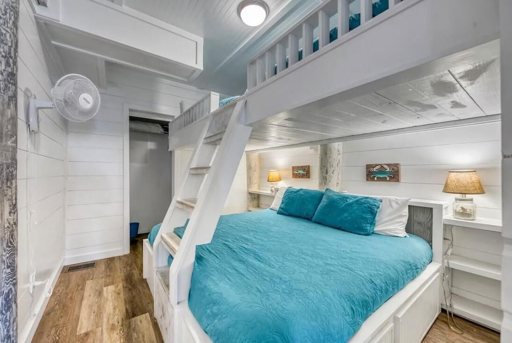 Green Reef #6- Beachfront Bliss
