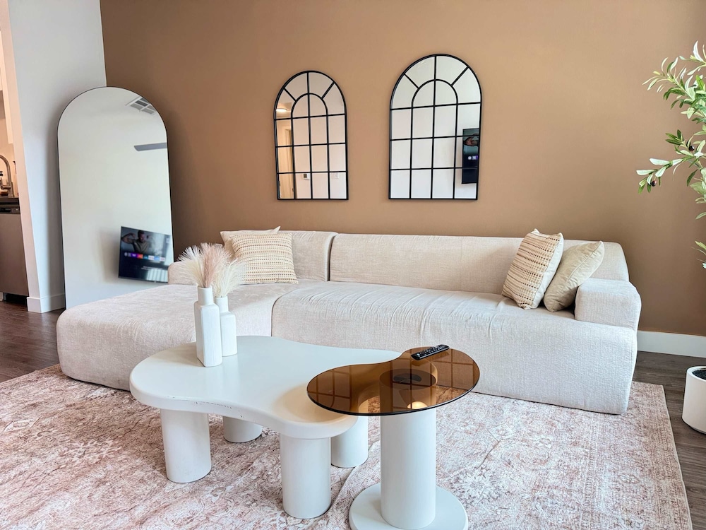 Luxury Stay Near Disneyland Pool Gym Free Parking