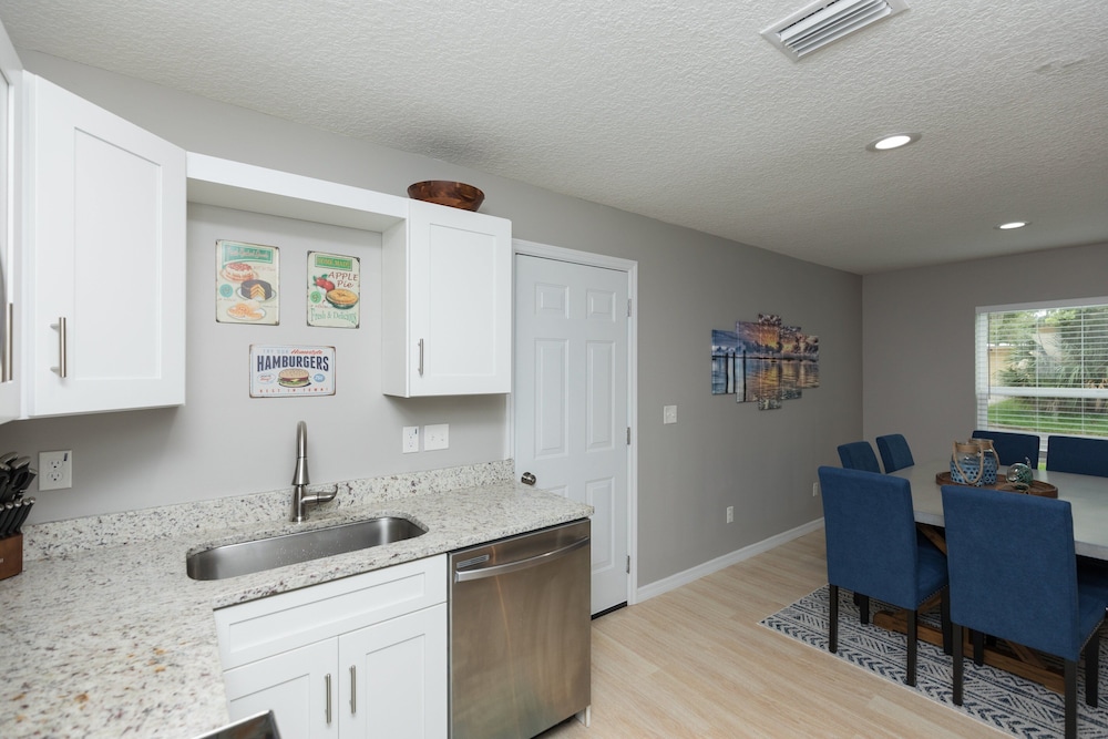 Charming Downtown Cottage 3 Bedroom Home
