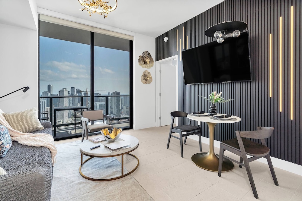 Penthouse 1BR Breathtaking City & Water Views