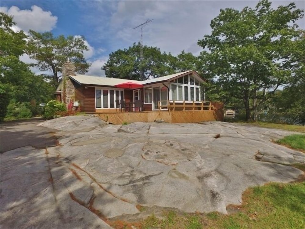 432 Weslemkoon Lake 4 Bedroom Cottage