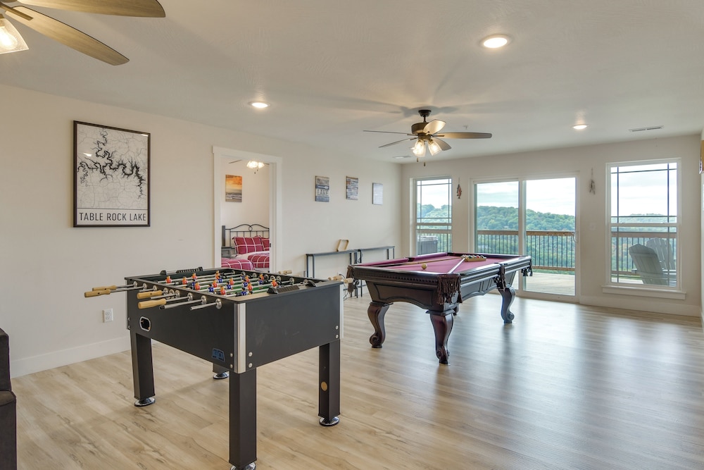 Table Rock Lake View & Games Galore: Family Lodge