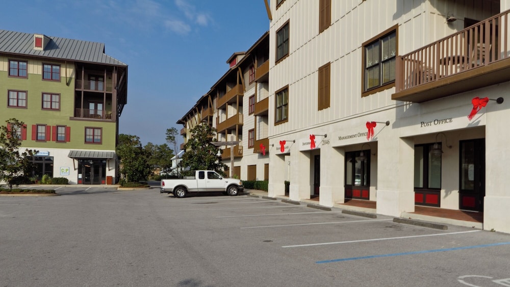 Coastal 3BR Condo With Pool & Shuttle : Snowbird Friendly!