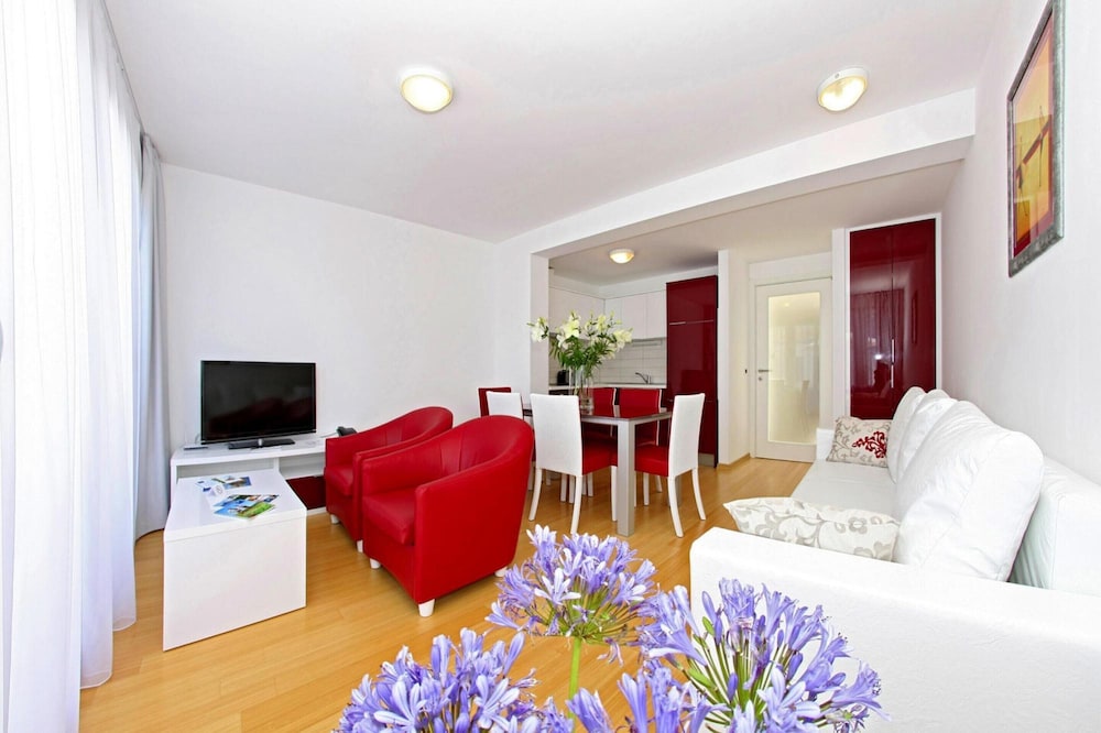 Apartments in Villas Punta Skala With Beachpool