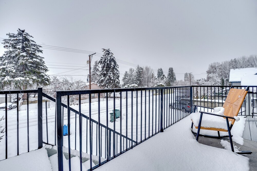 2 Blocks to Downton Chelan: Home w/ Hot Tub!