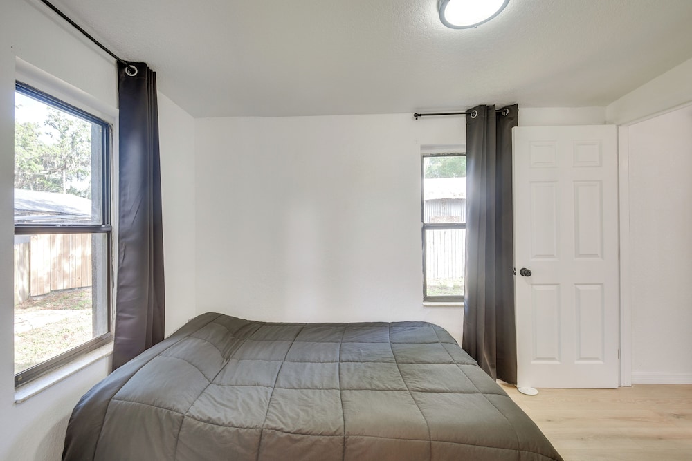Stroll to Shore: Retreat w/ Yard in Daytona Beach