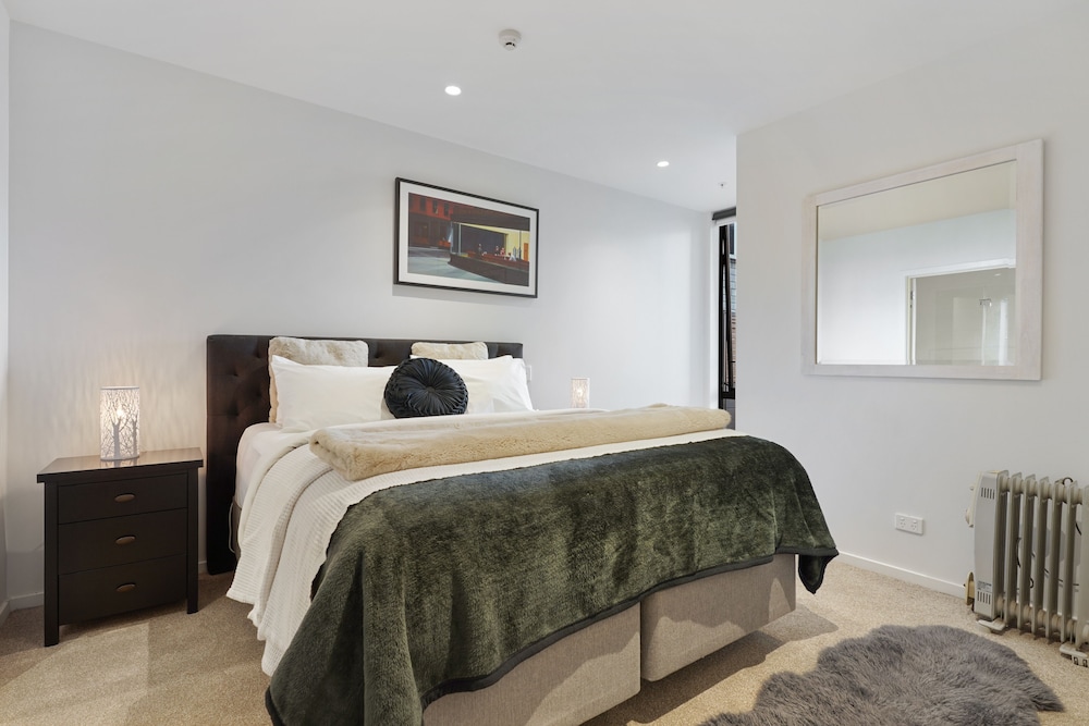 Groovy Apt Close to Onehunga Mall Centre view 4