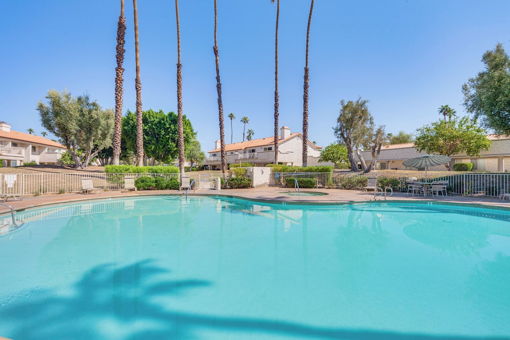 In Golf Course Community: Palm Desert Escape!