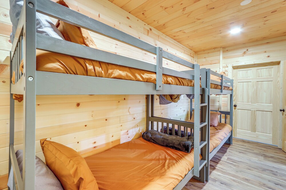 Blue Ridge Orchard Overlook' Cabin w/ Hot Tub