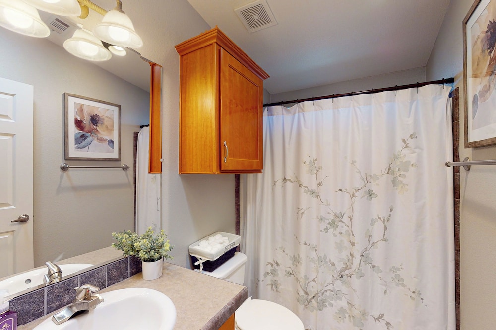 Exclusive 3BR w/ Pool, Hot Tub, W/d, & Clubhouse