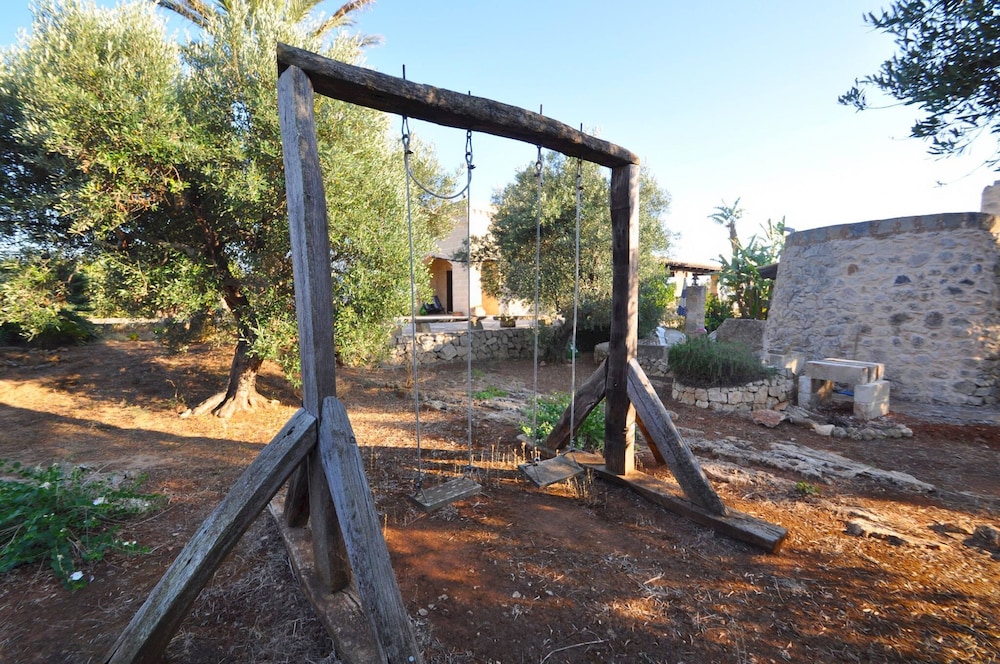 Trullo dei Beneficati a Pochi Metri dal Mare