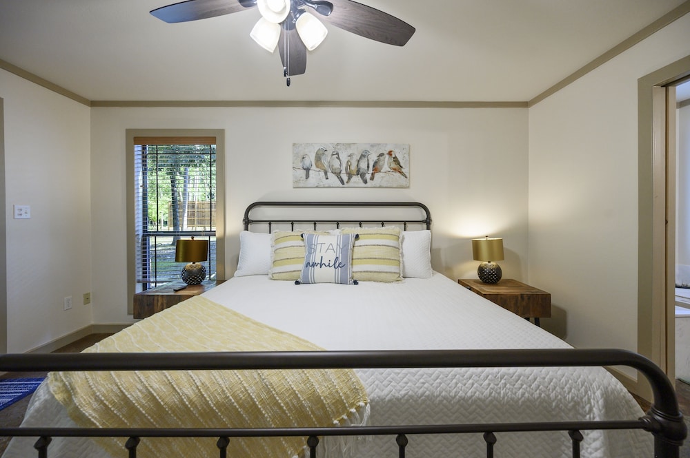 Coper Fox Perfect Haven Includes Wifi, Hot Tub, And Bbq In The Back Yard 2 Bedroom Cabin by Redawning view 3