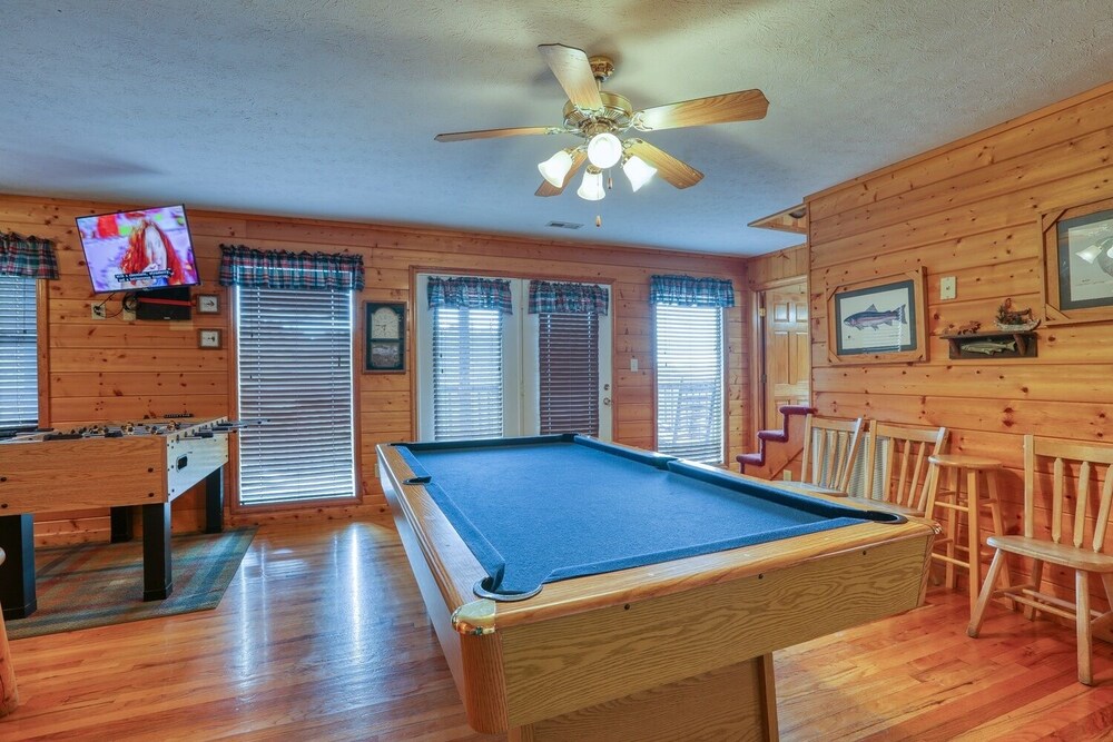 An Amazing View - 4 Bedrooms, 3.5 Baths, Sleeps 10 Cabin by RedAwning