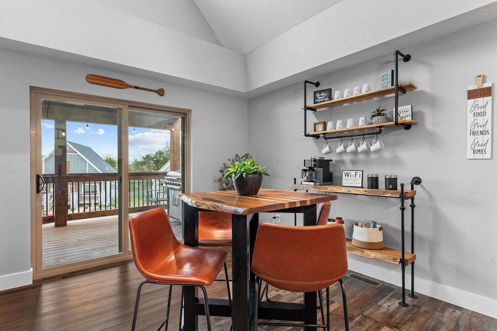 Green Wood Getaway for 18