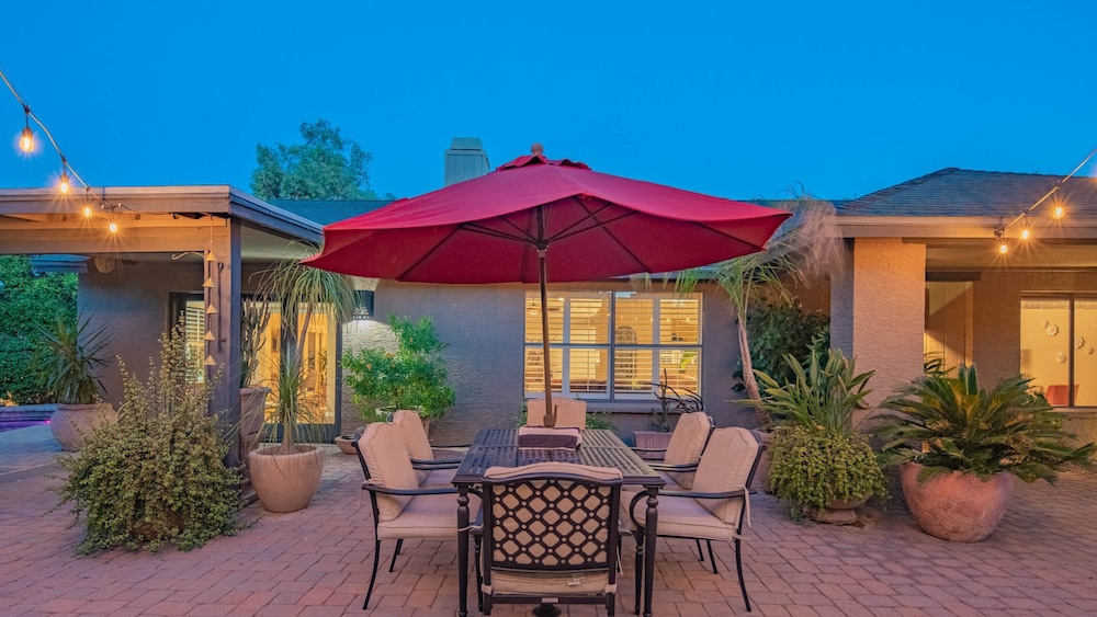 Scottsdale Gem W/pool in Private and Serene Yard!