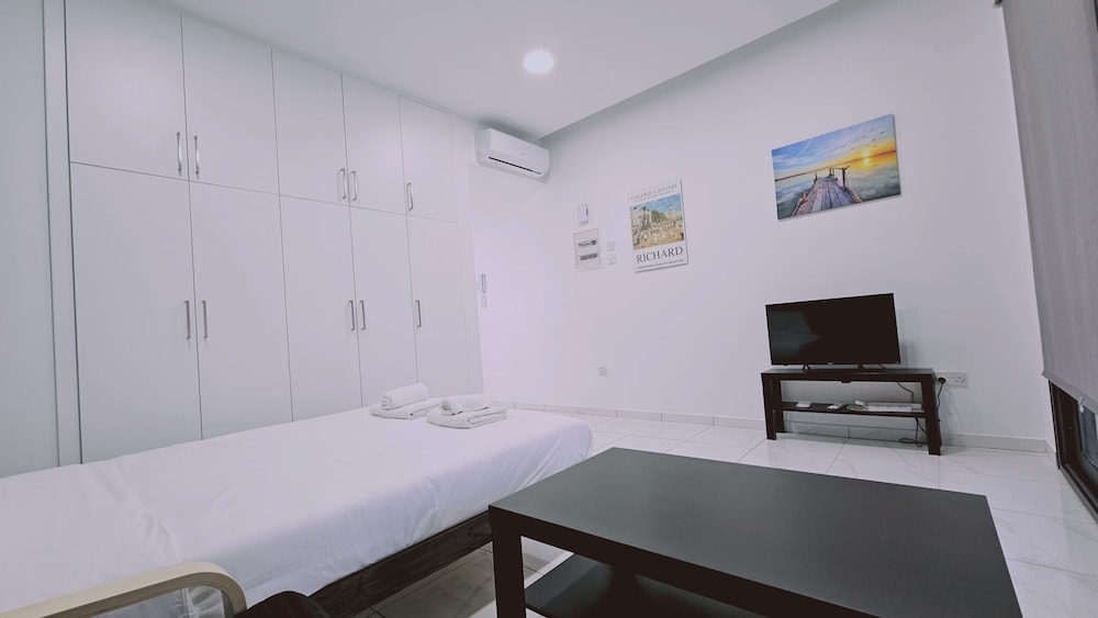 109 LIM 2 - Stay Cypress Studio