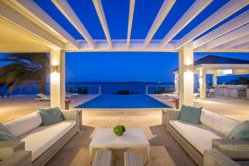 5 BR Waterfront Villa On Chalk Sound Blue Water