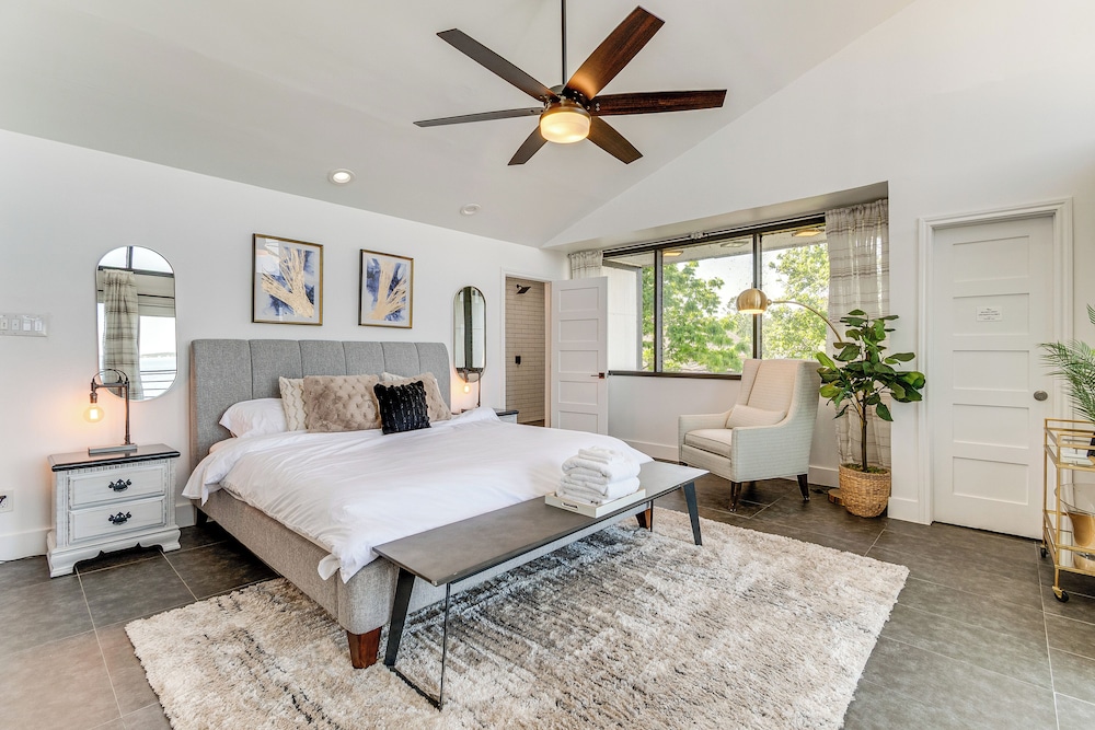 Luxe Family Gem in Montgomery: 'the Lake House!'