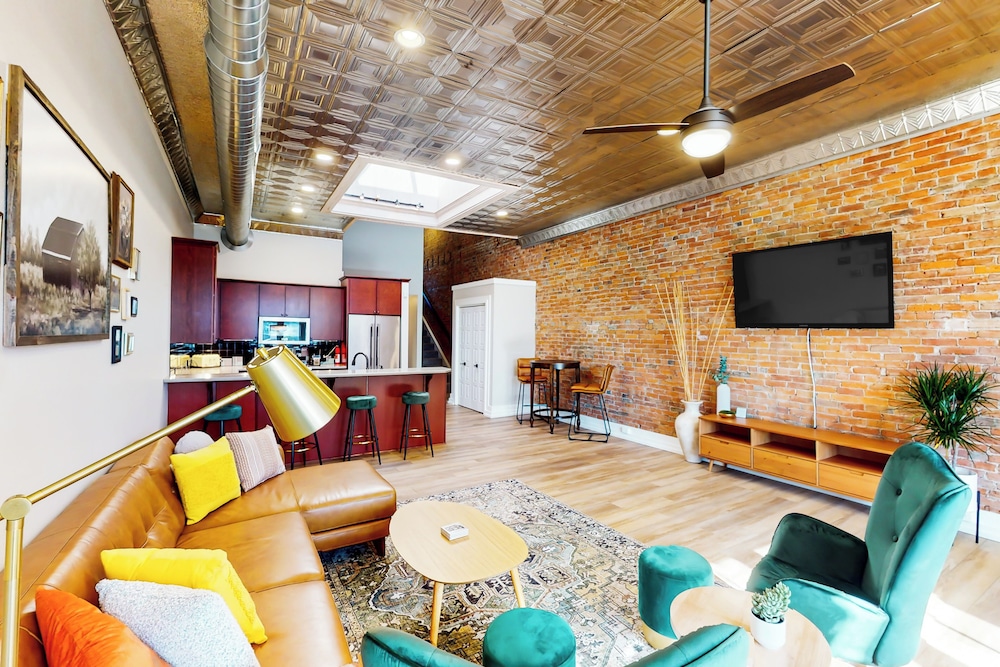 2BR Updated Dtwn Condo: Streaming, Patio, W & D