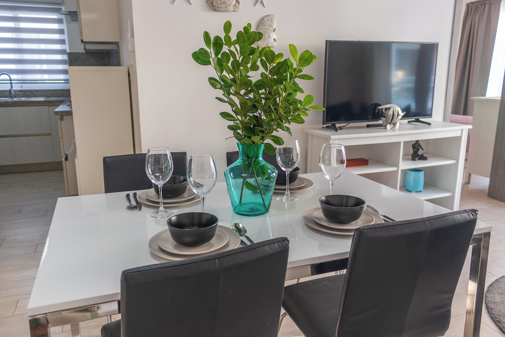Modern 2BR Apartment - Paseo del Mar