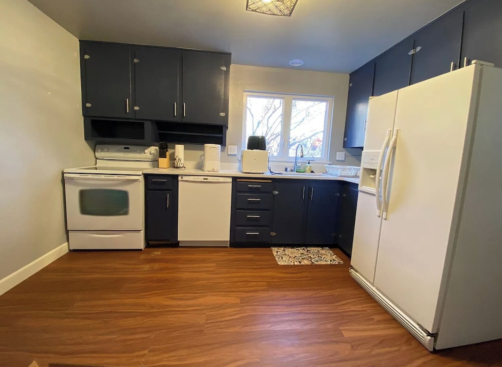 Urban Nest Garage, Sunroom & Fenced Yard