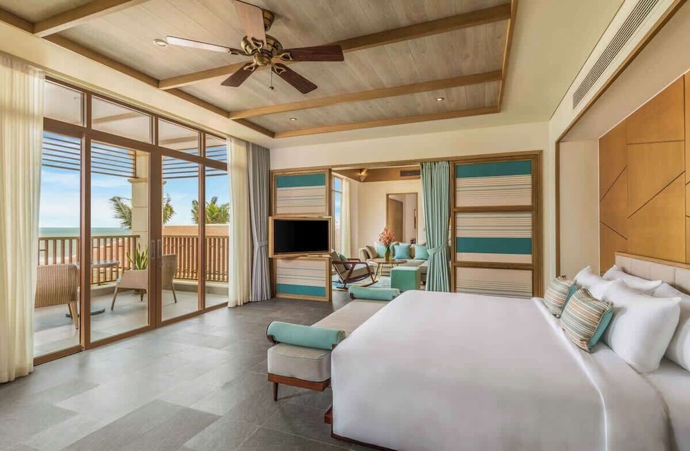 Luxe 5BR Villa: Beachfront Breakfast Pool