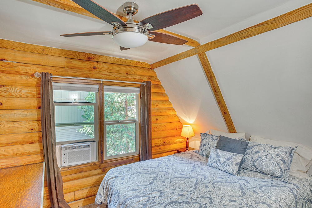 Cabin ~ 1 Mi to Lake Gregory & Hiking!