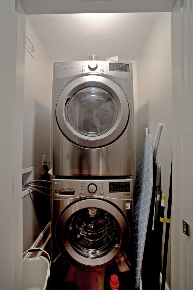 Newly Renovated 4 bed 3 bath & 2 Parking
