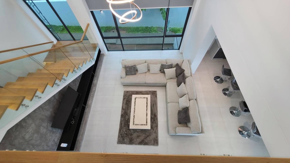 Luxurious 5-bedroom Villa Overlooking Pattaya City