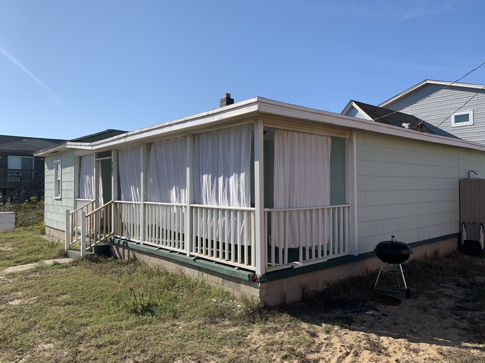 Queen Anne's Revenge At The Beach 3 Bedroom Cottage by RedAwning view 3