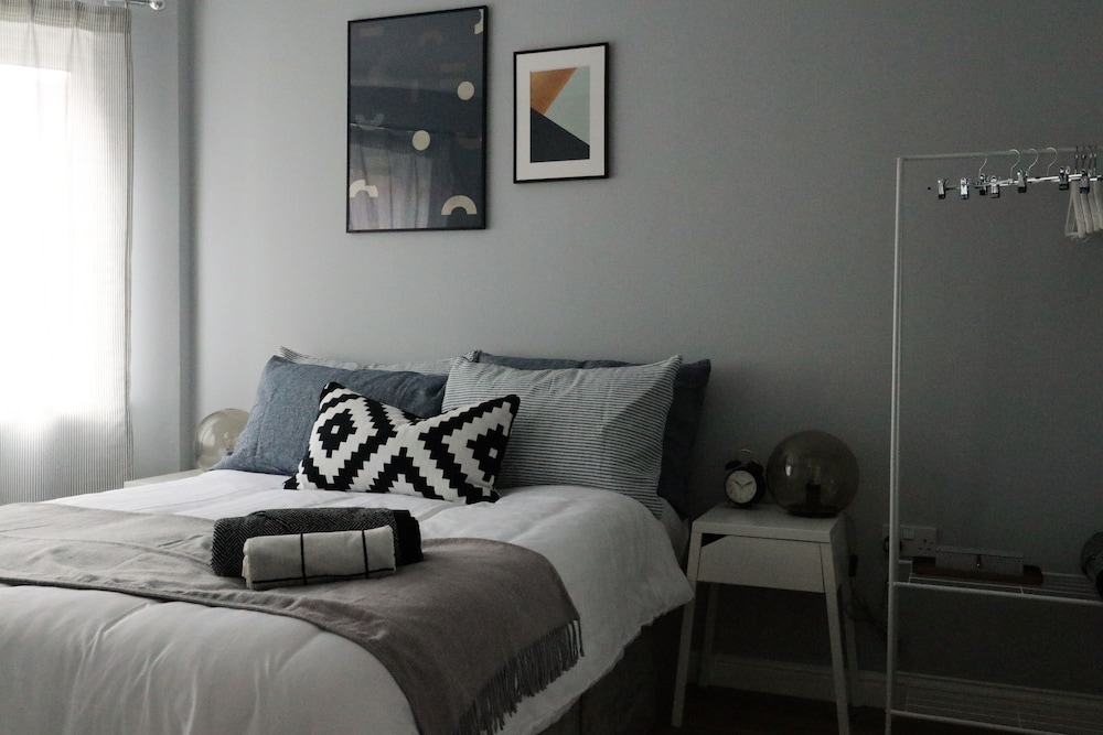 Spacious Townhouse - Netflix & Parking view 3