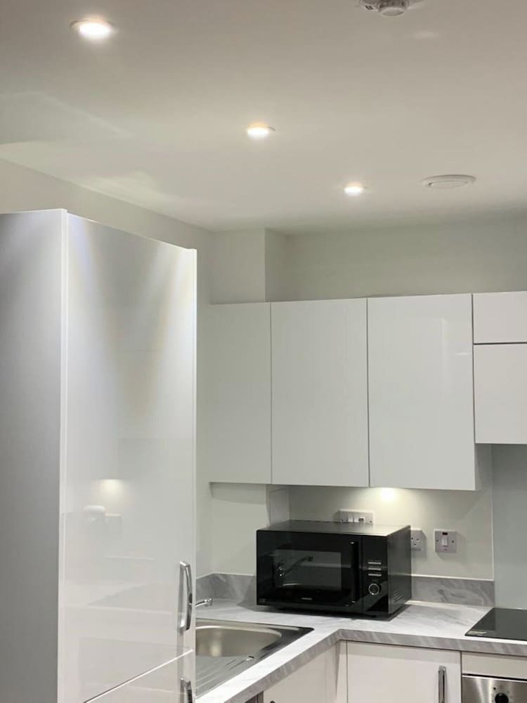 Posh 1 Bed Flat-direct Links to Central London