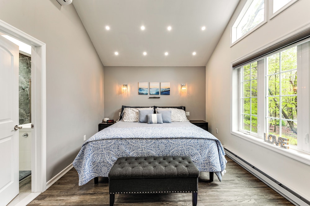 < 2 Mi to Big Bass Lake: Modern Mtn Chalet!