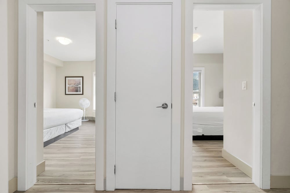 Harmony Haven 2BR Lakefront Suite