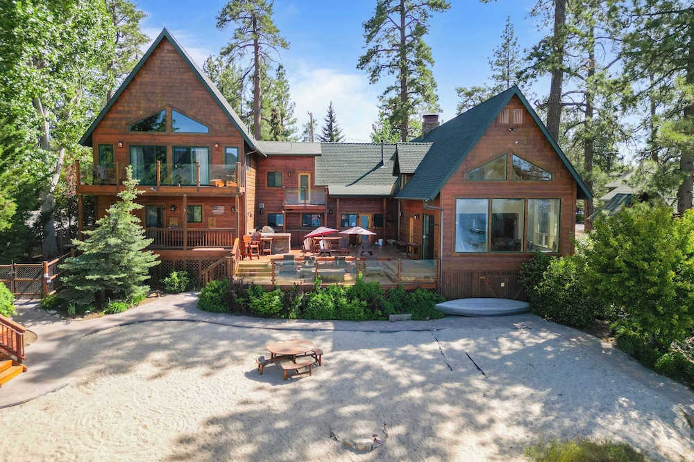 2 Lakefront Homes by Avantstay Sleeps 23, Private Dock+beach, Hot Tub, Fire Pit, Deck Views