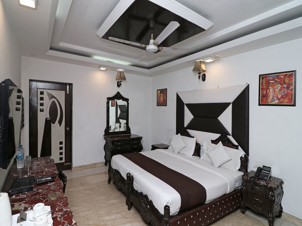 OYO 11201 Near Bhikaji Cama Place