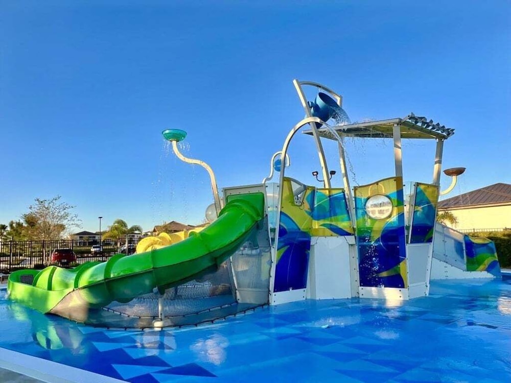Stunning 4 Bed Townhome Pool & Waterpark 4 Bedroom Townhouse